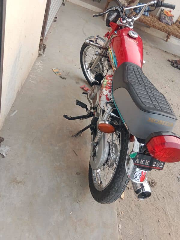 Honda 125 good condition with golden number (Akk 202) 3