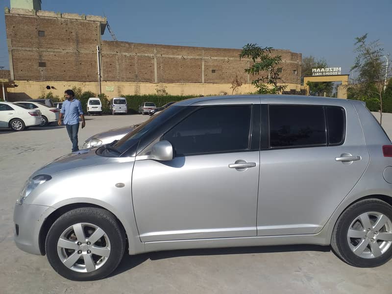 Suzuki Swift 2013 model Dlx Autometic Original . 4