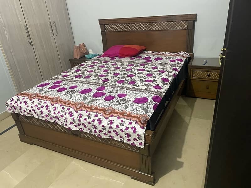 Queen size bed & mattress Almari 1