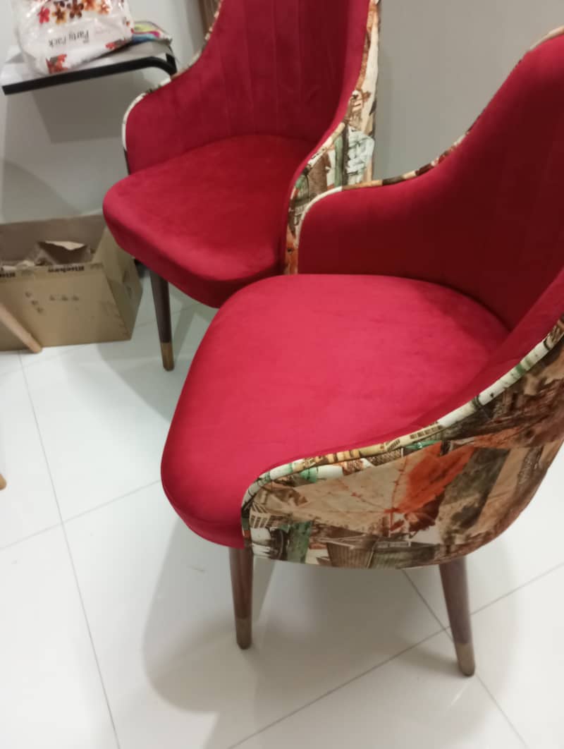 2 red velvet chairs with round table 4