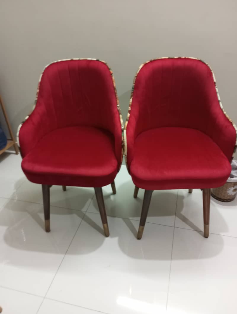 2 red velvet chairs with round table 5