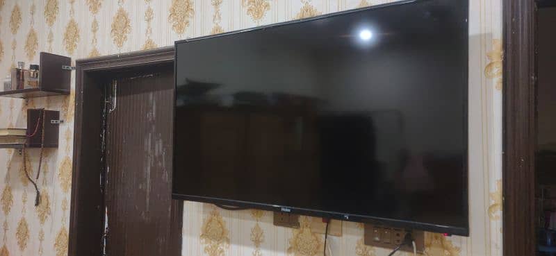 Hair 42" LeD for sale panel damege . 1