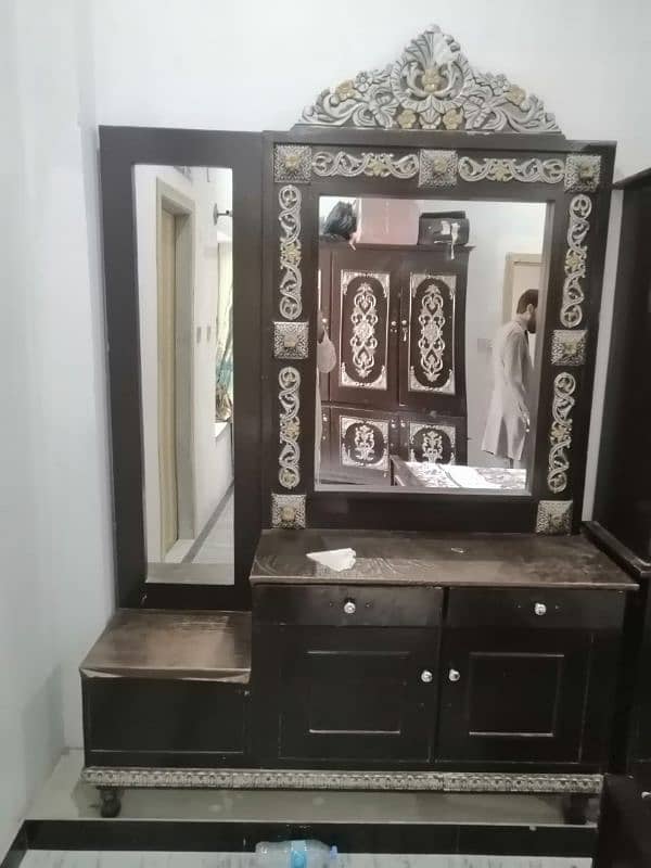 bed  shocase & Mirror are for sale 1