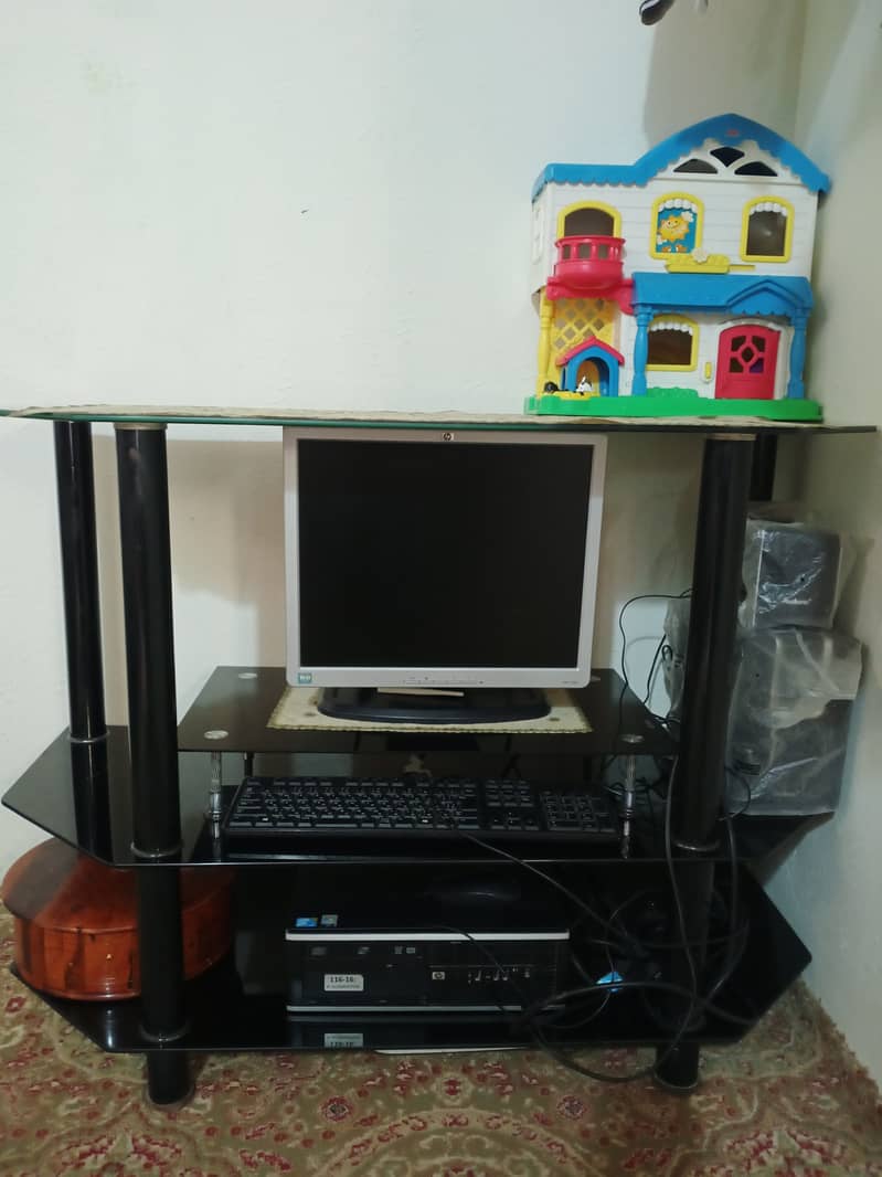 HP desktop quad-core computer 0