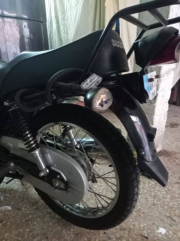 suzuki 150 black in good condition 4