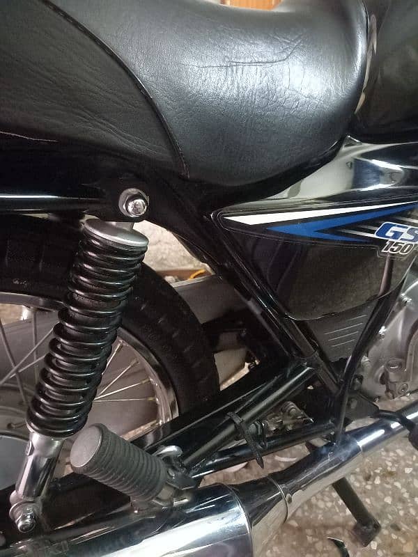 suzuki 150 black in good condition 5