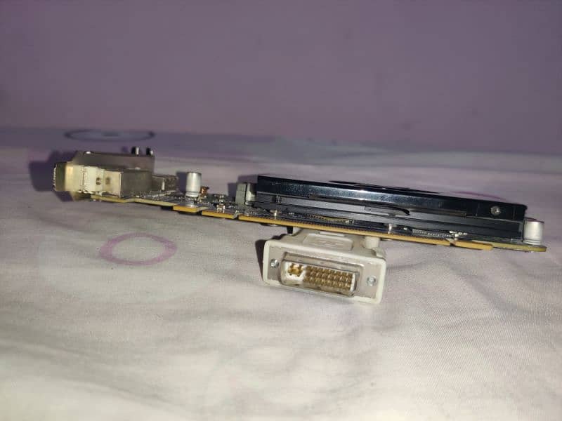 AMD Radeon HD 7570 1GB graphics card 4