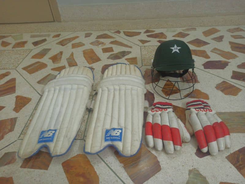 new balance pads, club gloves , simple original metal frame helmet. 0