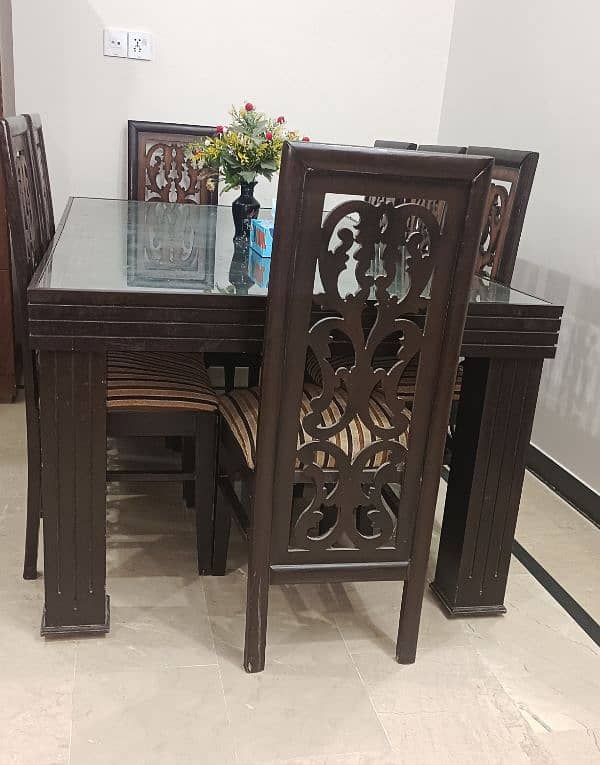 dinning table and chairs 0