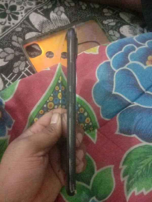 brand new fone hai daba onrignal charger majod hai 1