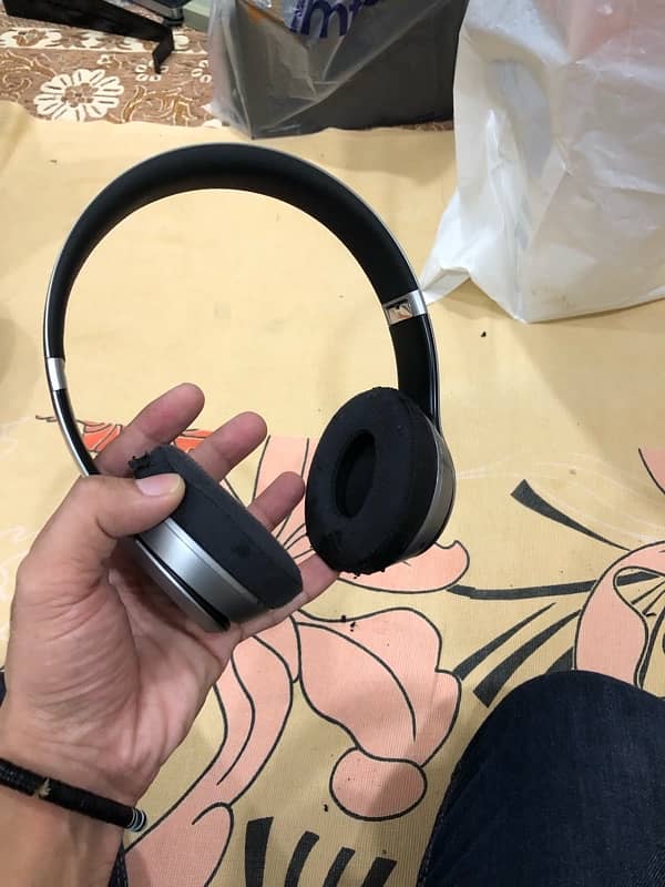 beats solo 2 wireless 1