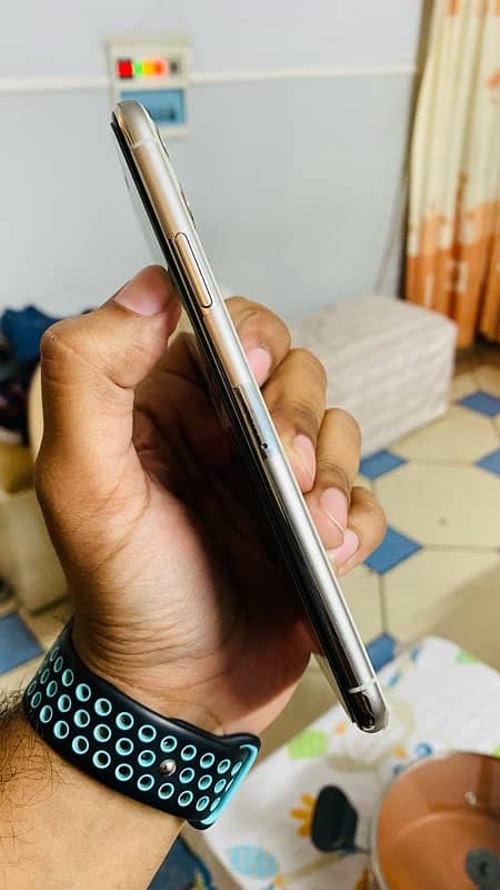 iphone 11 pro max 64gb pta approved 4