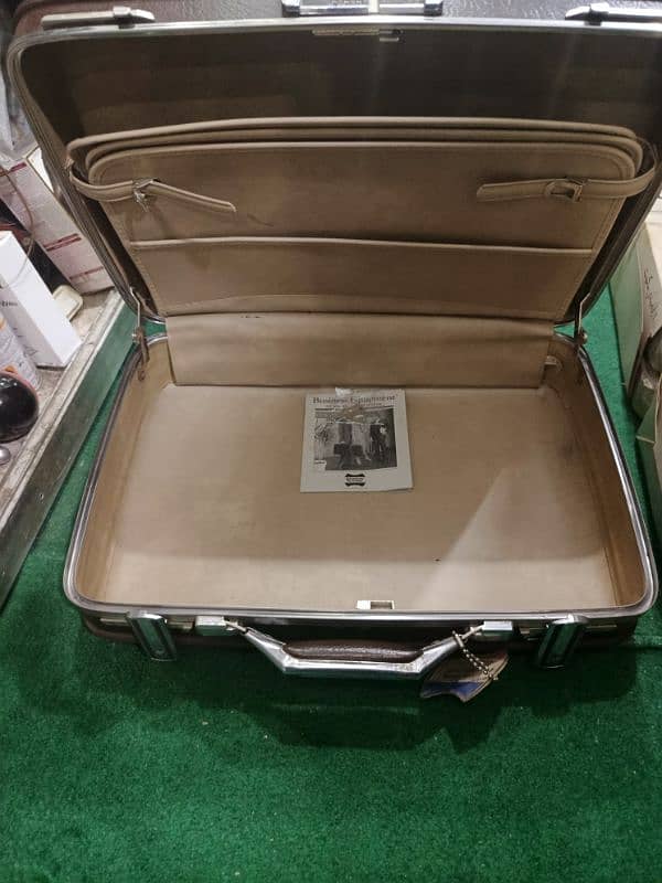 American tourister briefcase slightly used 1