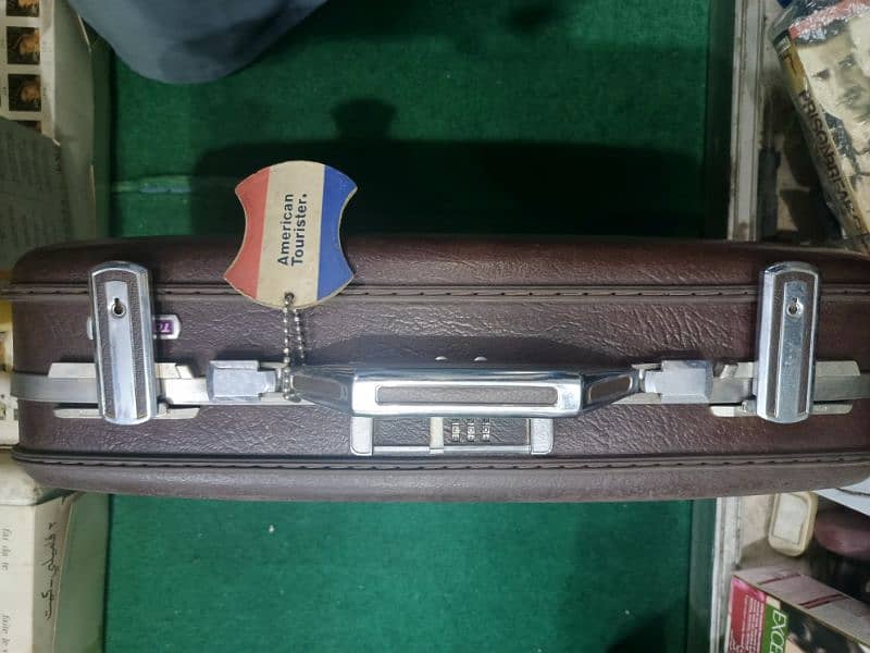 American tourister briefcase slightly used 2