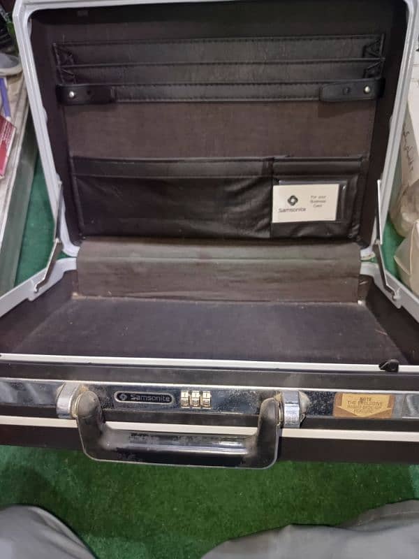 Samsonite briefcase slightly used 2