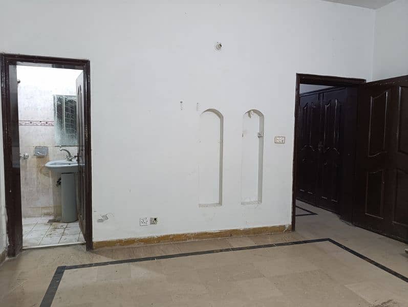 Room available for single female Ali park Airport road near 2