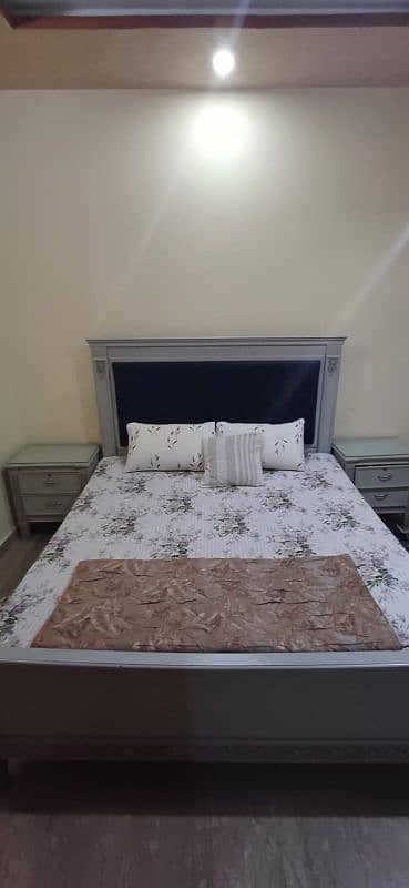 king Bed with dressing 0