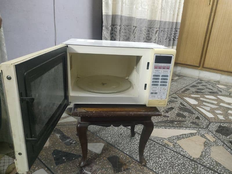 MICROWAVE OVEN (LARGE SIZE) 1