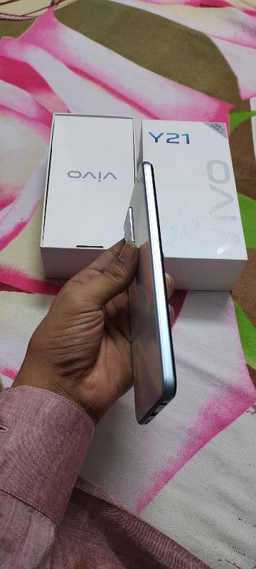 vivo y 21  pack sth Hy condition 10 by 10 jab say Liya Hy use nhi kiya 1