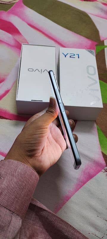 vivo y 21  pack sth Hy condition 10 by 10 jab say Liya Hy use nhi kiya 3