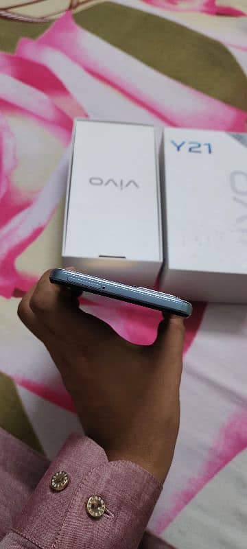 vivo y 21  pack sth Hy condition 10 by 10 jab say Liya Hy use nhi kiya 5