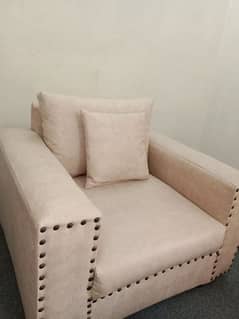 5 seater , couch, centre table in excellent condition (03216964855)