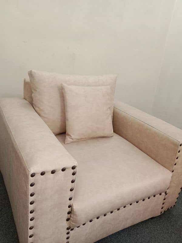 5 seater , couch, centre table in excellent condition (03216964855) 0