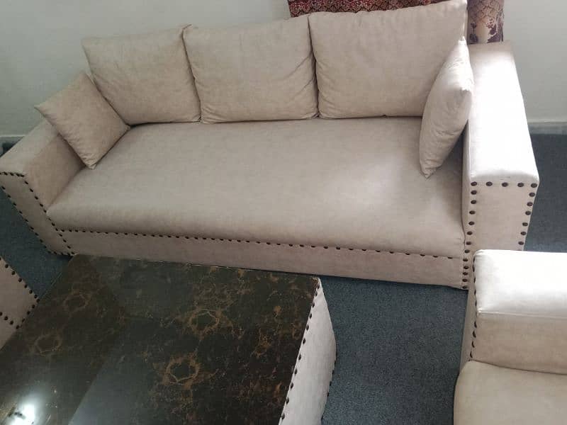 5 seater , couch, centre table in excellent condition (03216964855) 1