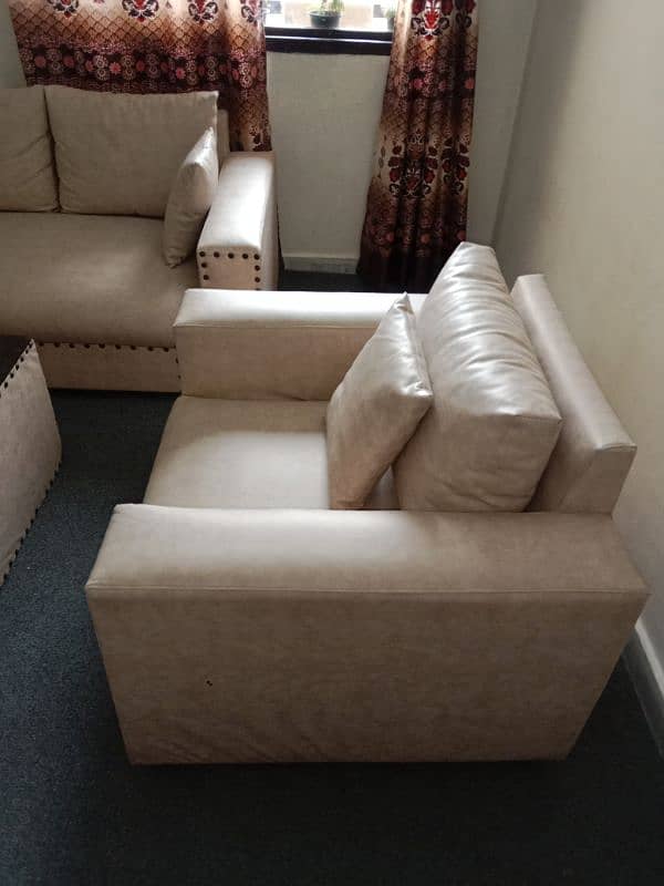 5 seater , couch, centre table in excellent condition (03216964855) 2