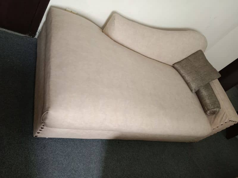 5 seater , couch, centre table in excellent condition (03216964855) 3