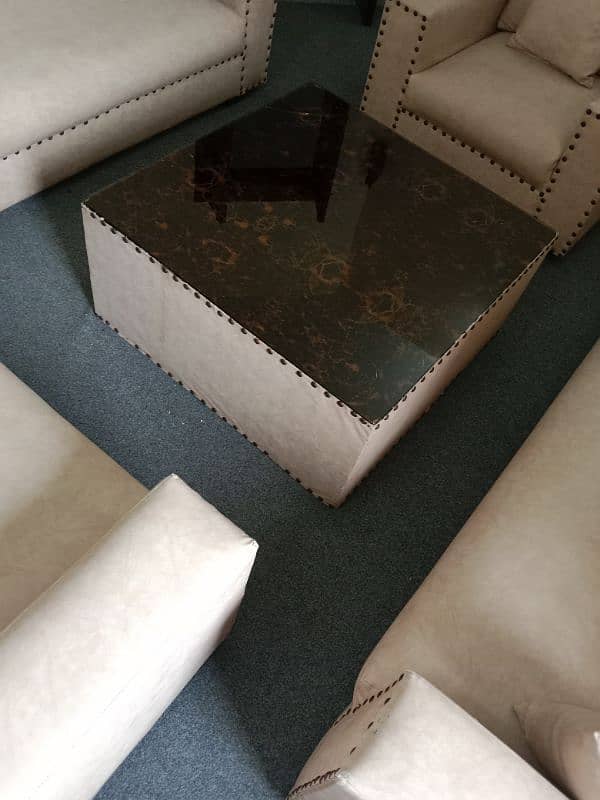 5 seater , couch, centre table in excellent condition (03216964855) 5