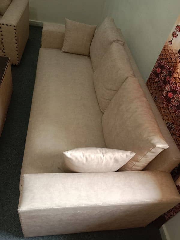 5 seater , couch, centre table in excellent condition (03216964855) 6