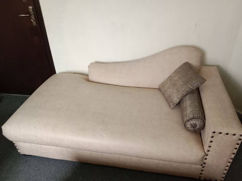 5 seater , couch, centre table in excellent condition (03216964855) 7