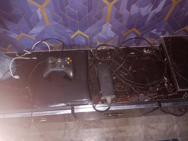 xbox360 used with 4,5 games and with one controller 0