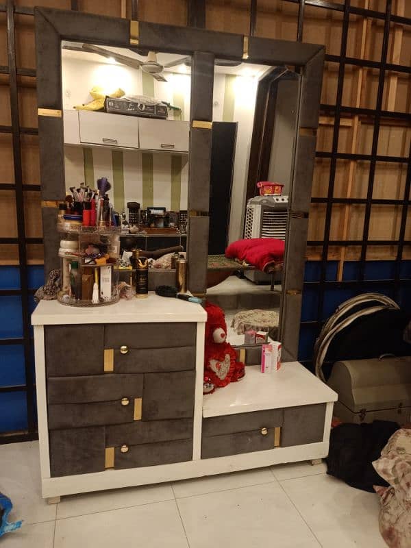 dressing table and 2 side tables for sale 0