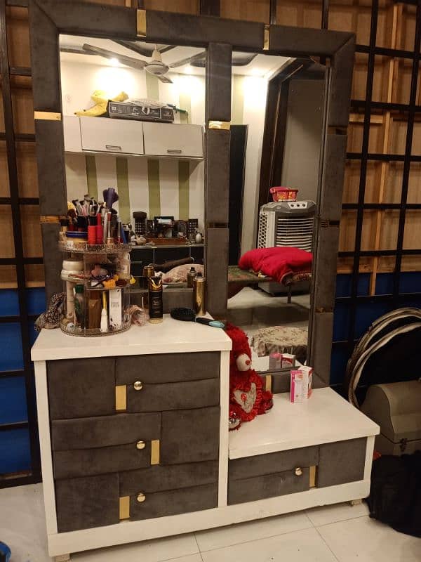 dressing table and 2 side tables for sale 1