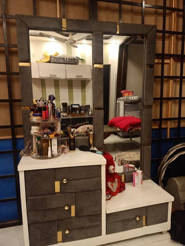 dressing table and 2 side tables for sale 2