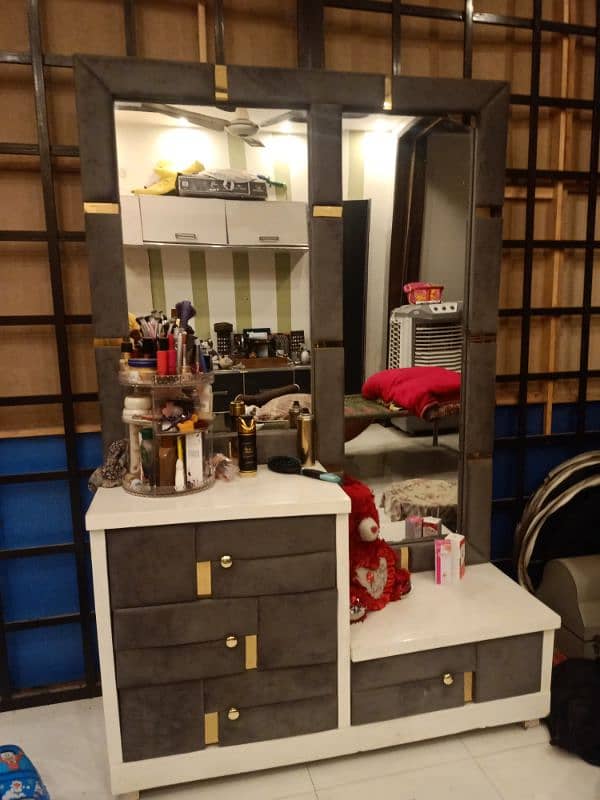 dressing table and 2 side tables for sale 3