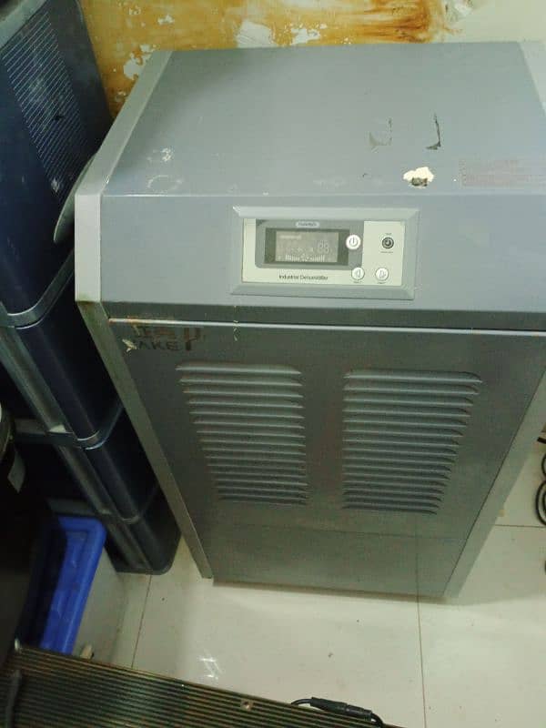 YAKE Dehumidifier, RYCM-150C 1