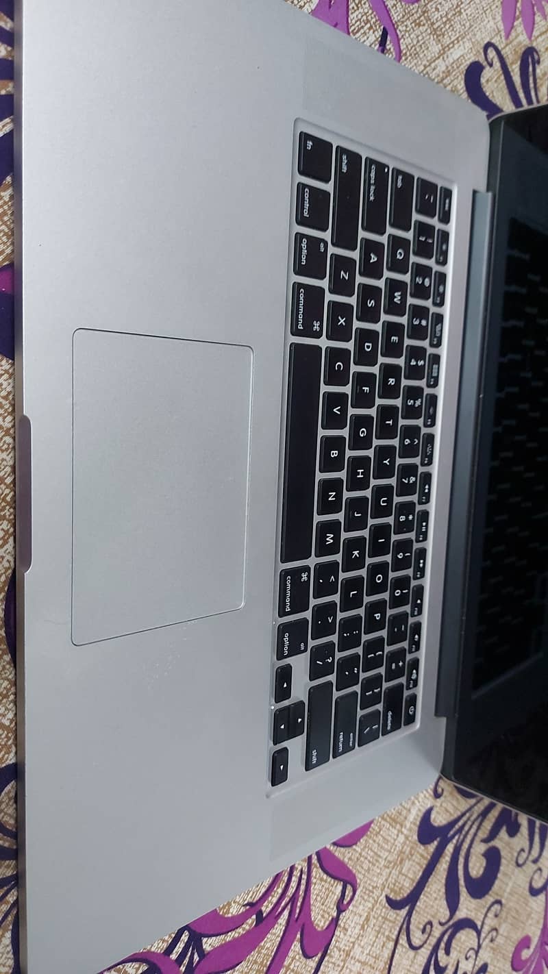 Apple mac book pro laptop 1