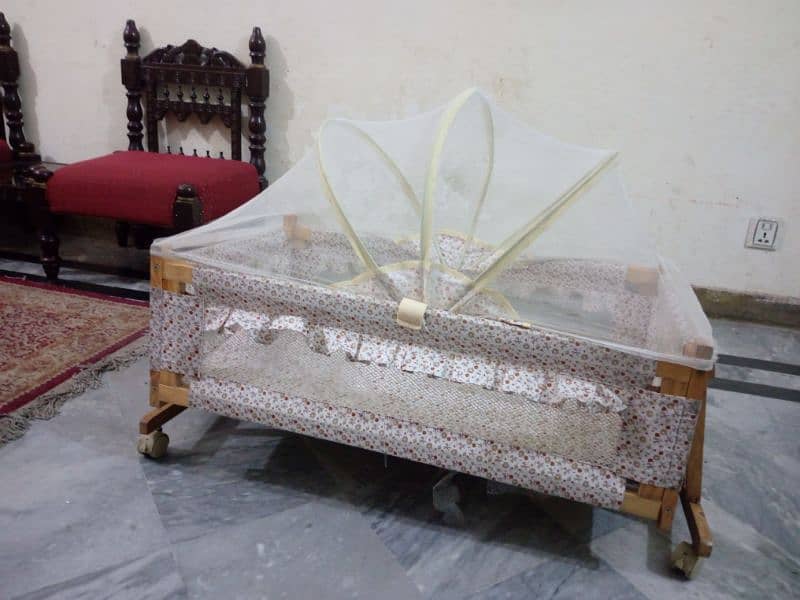 baby swing bed very good condition 0