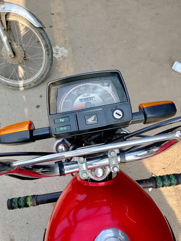 Honda CD 70cc Red 2023 condition 10/10  documents ok koi fault ni hy 6