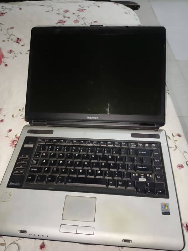 laptop urgent sale plz koi la ly with charger 3