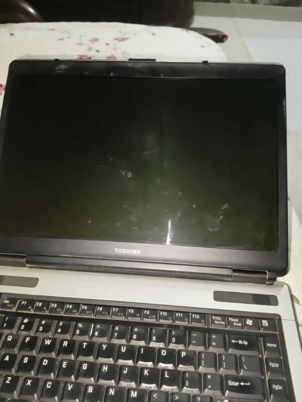 laptop urgent sale plz koi la ly with charger 4