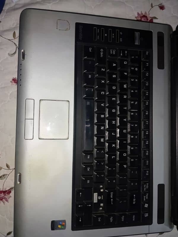 laptop urgent sale plz koi la ly with charger 5