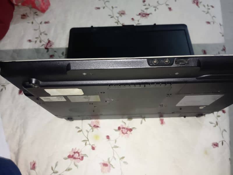 laptop urgent sale plz koi la ly with charger 6