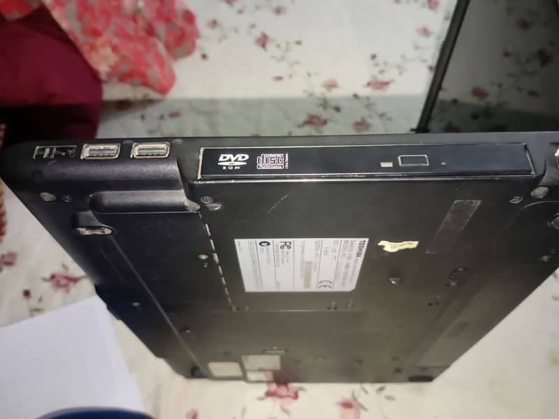 laptop urgent sale plz koi la ly with charger 7