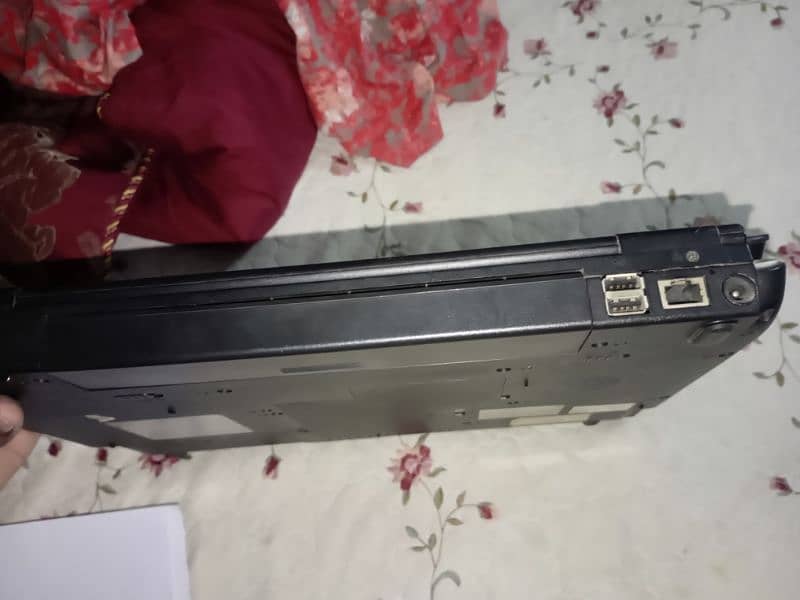 laptop urgent sale plz koi la ly with charger 8