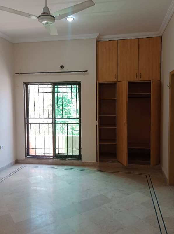 5 Marla Upper portion for rent In saddar officer colony 1