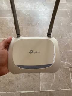 TP-Link router with 2 antennas, excellent condition, with adapter.